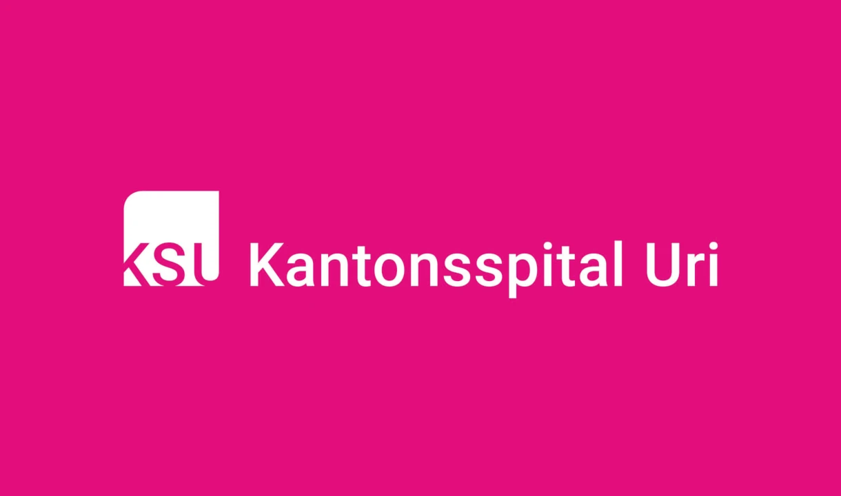Logo des Kantonsspitals Uri auf Magenta