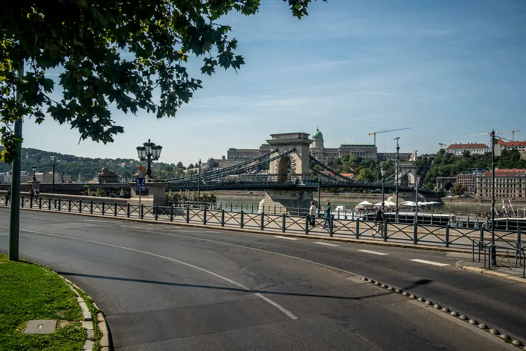 Kettenbrücke und Burgpalast am Donauufer in Budapest