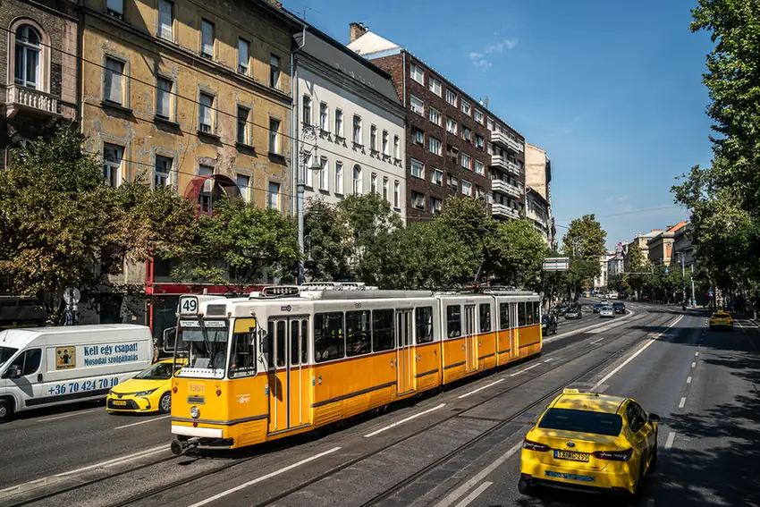 Gelbe Strassenbahn auf einer Strasse in Budapest