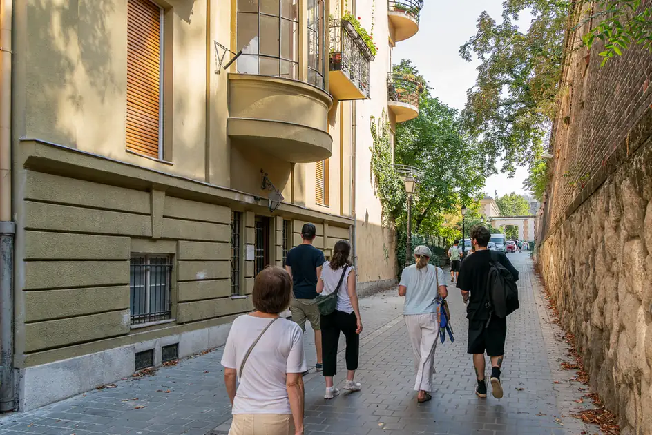 Das Team unterwegs in einer schmalen Strasse in Budapest