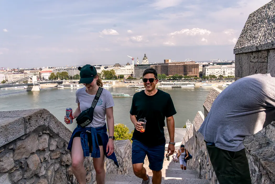 Teammitglieder auf einer Treppe mit Blick auf die Donau