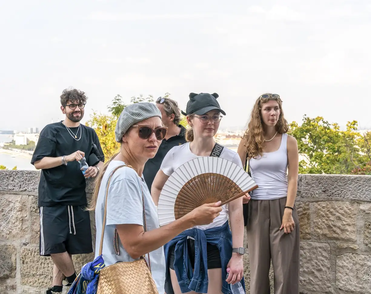 Teammitglieder mit einem Fächer auf einer Aussichtsterrasse in Budapest