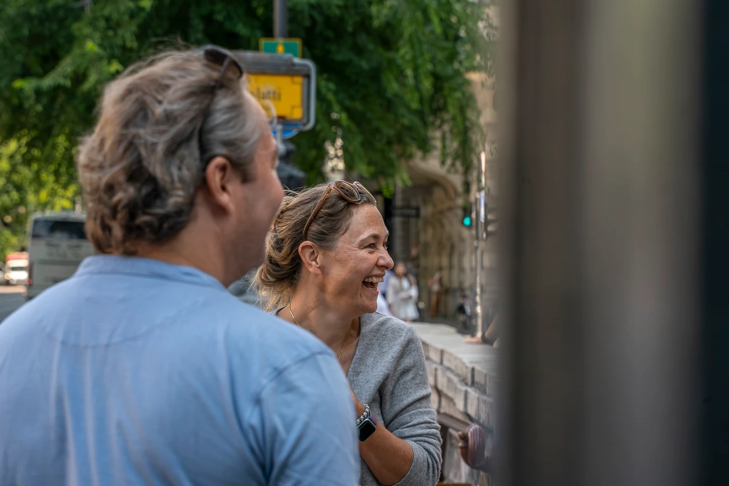Teammitglieder im Gespräch auf einer Strasse in Budapest