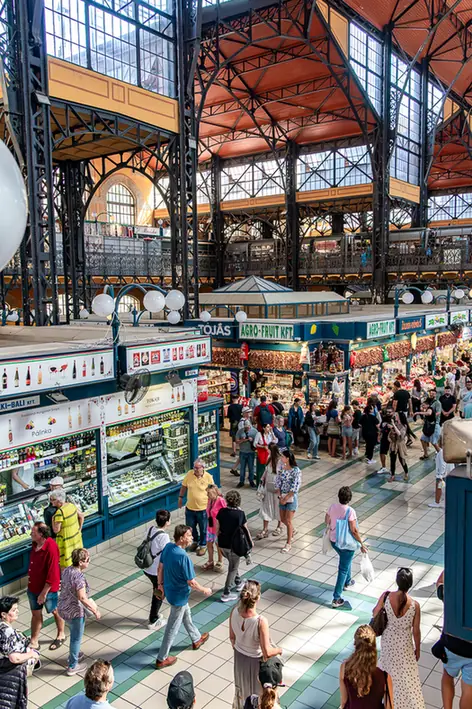 Marktstände und Besucher in der Budapester Markthalle