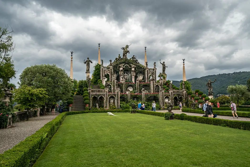 Terrassengarten mit Statuen und Besuchern am Lago Maggiore