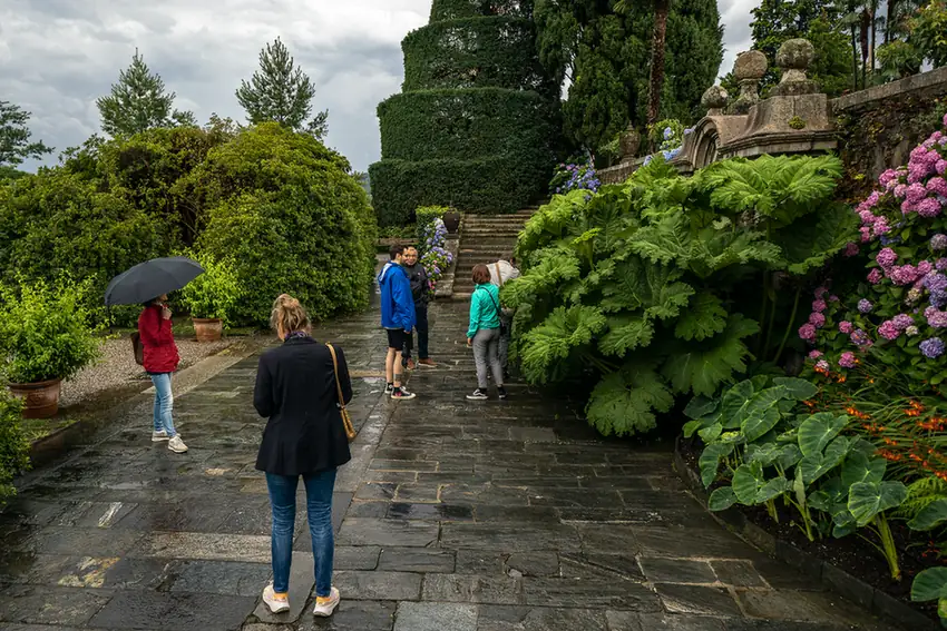 Das Team auf einem Gartenweg am Lago Maggiore