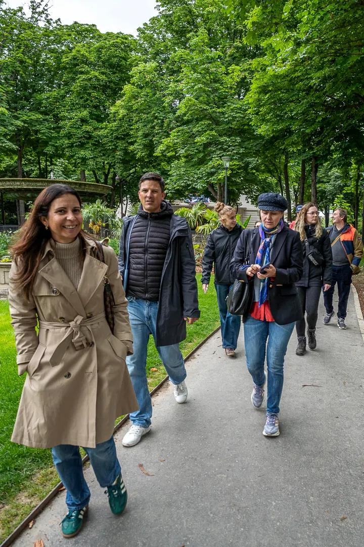 Das Team beim Spaziergang auf einem grünen Parkweg in Paris