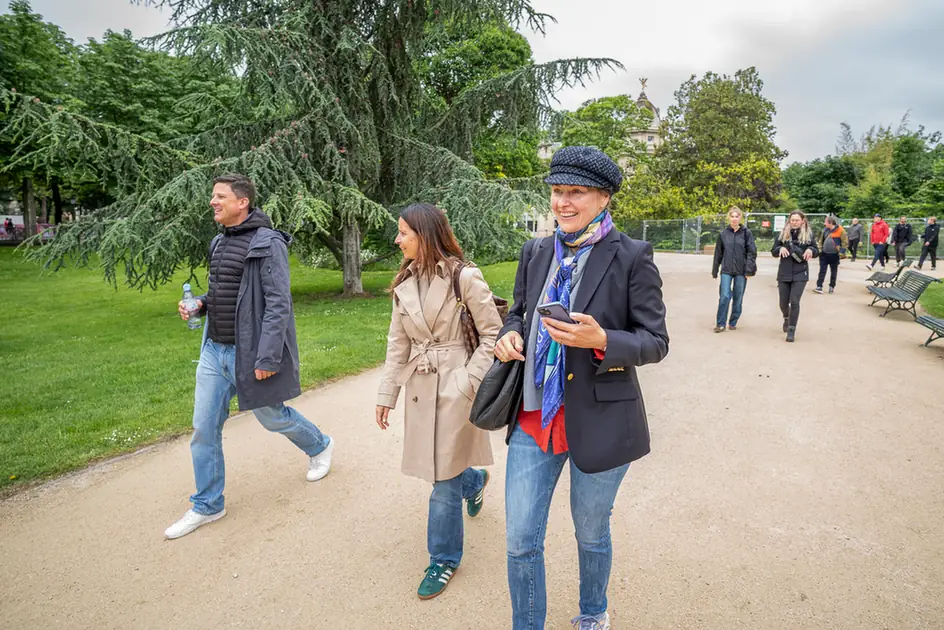 Teammitglieder beim gemeinsamen Spaziergang durch einen Pariser Park