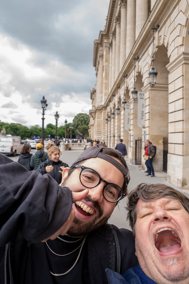 Zwei Teammitglieder beim gemeinsamen Selfie in Paris