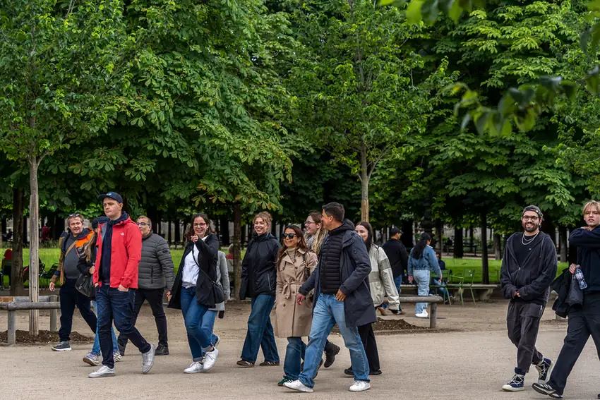 Das Team beim Spaziergang durch einen Park in Paris