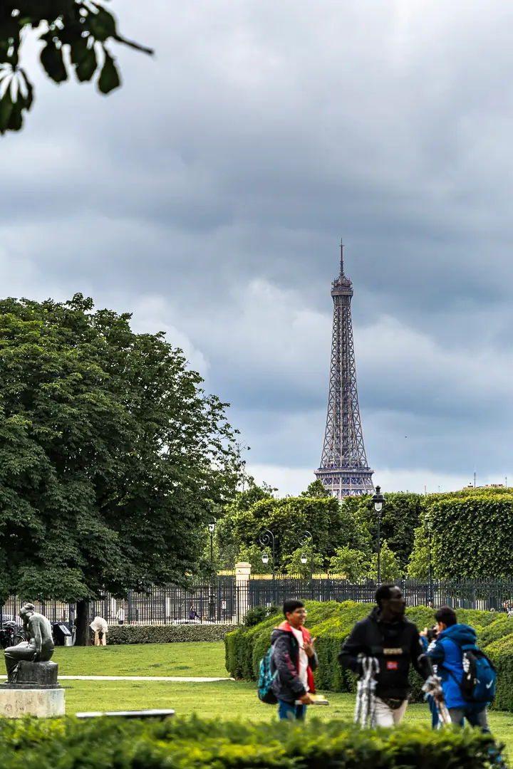 Blick durch den Park auf den Eiffelturm
