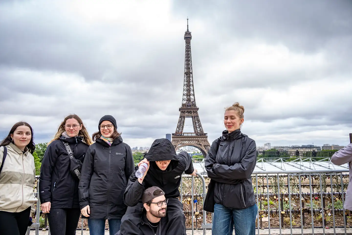Das Team auf einer Terrasse vor dem Eiffelturm