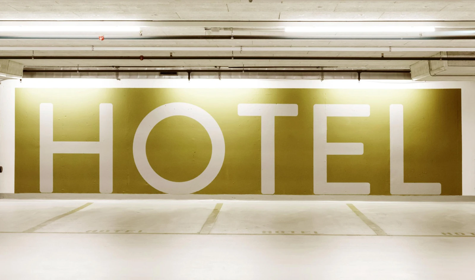 Leuchtende Hotelbeschriftung am Illuster