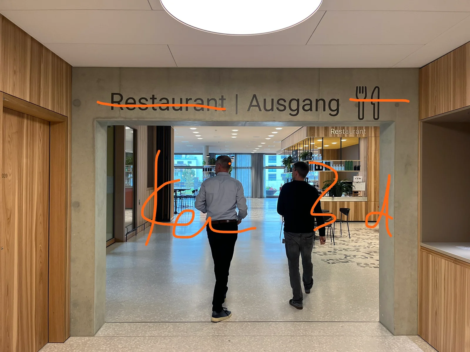 Ausführung und Montage der Spitalsignaletik an einer Tür