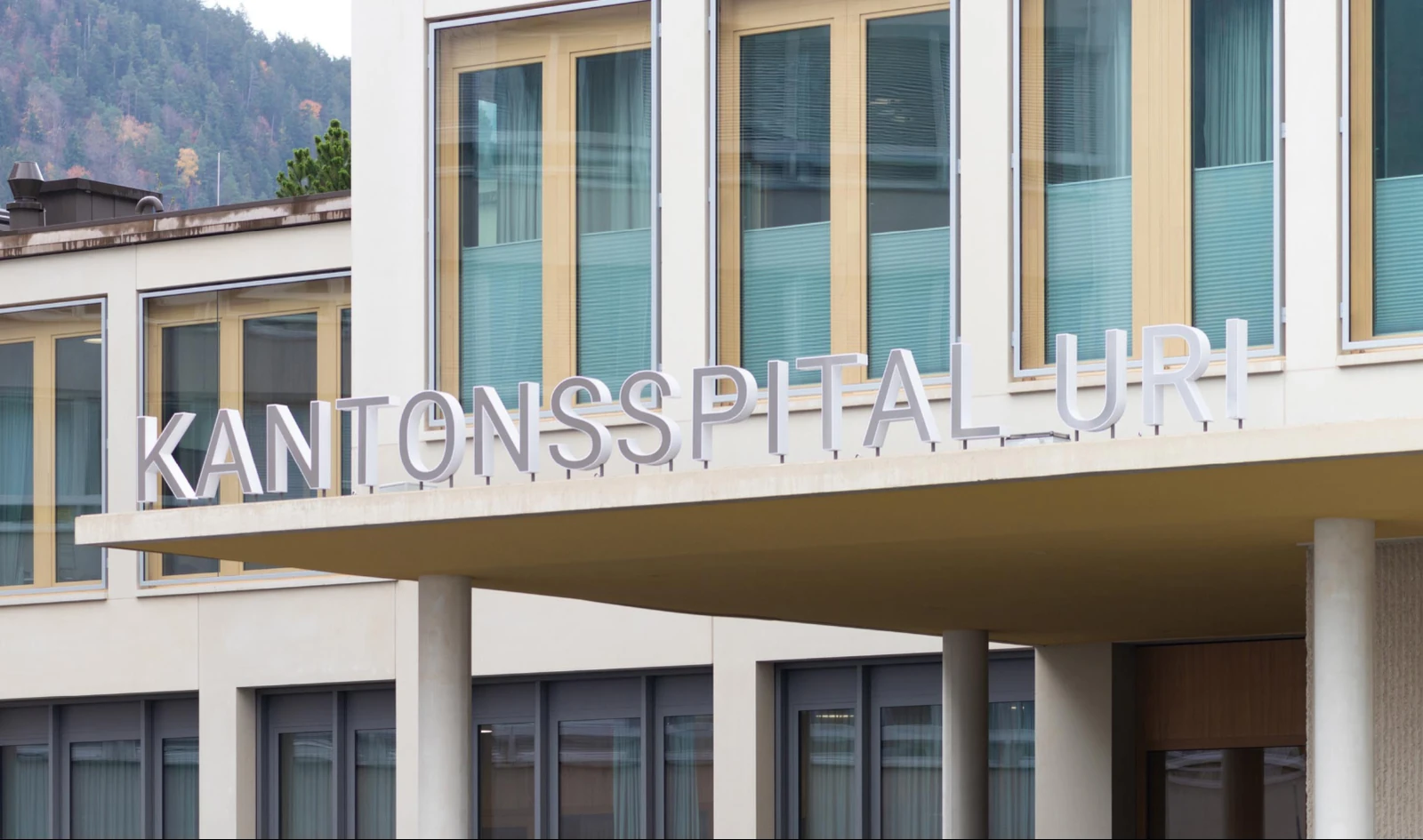 Gebäudefassade mit der Beschriftung Kantonsspital Uri