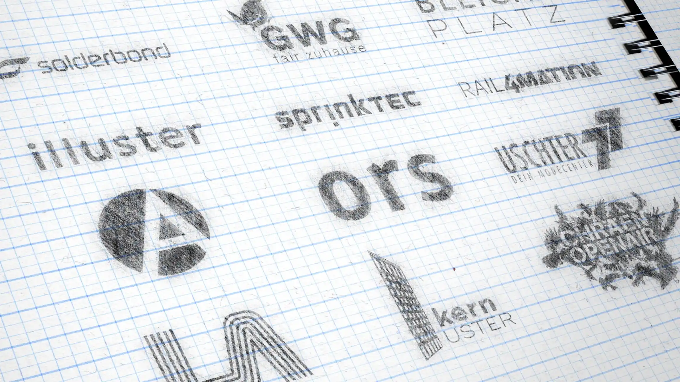 Entwürfe und Wortmarken aus dem Logo-Designprozess