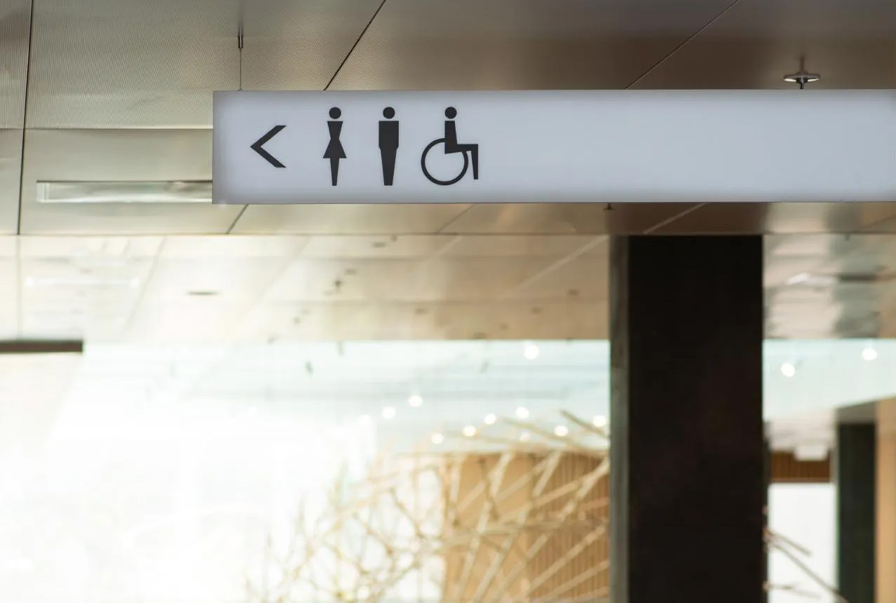 Hängeschild mit Richtungs- und Piktogramminformationen
